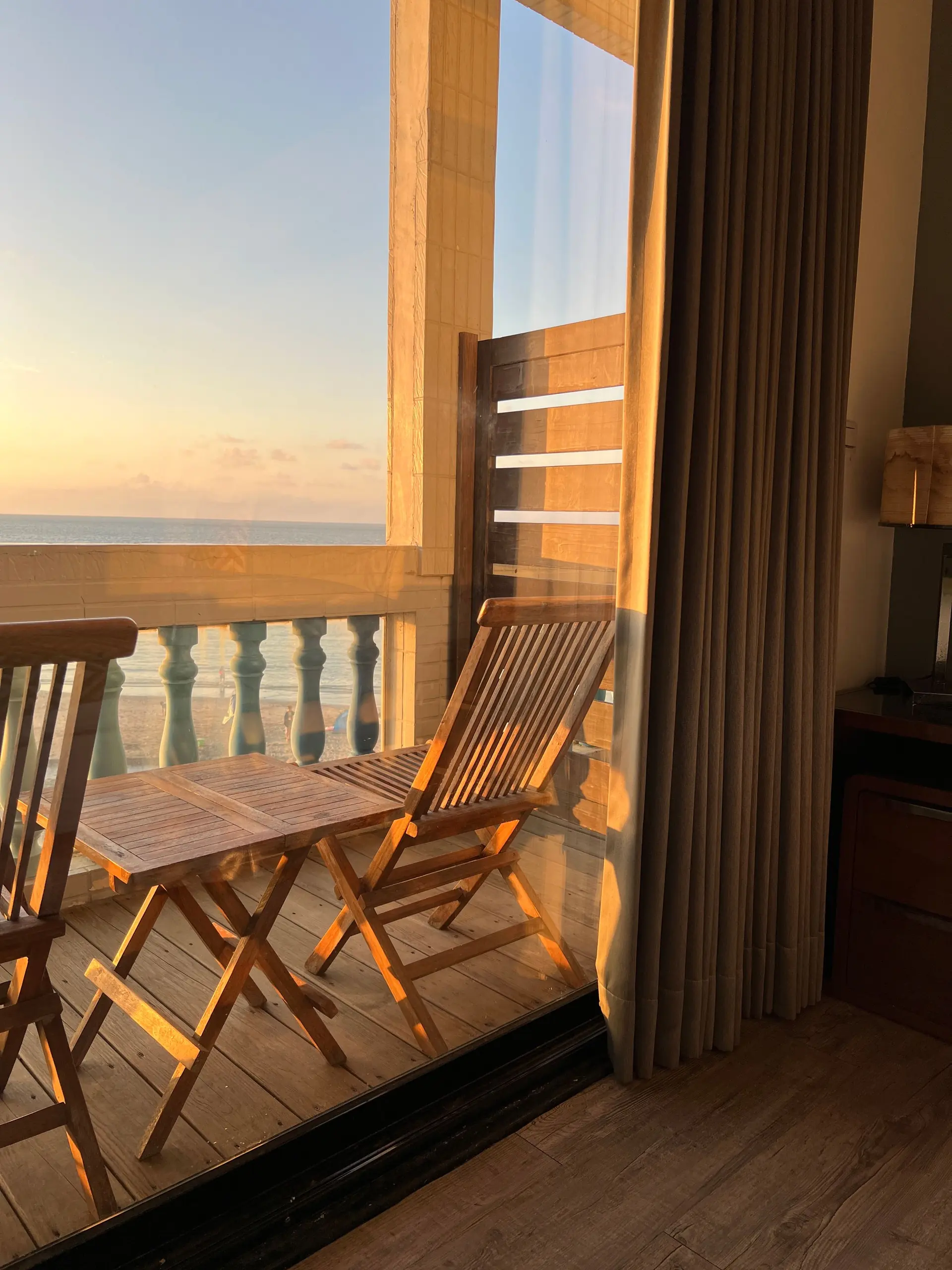 Balcon face à l'océan au coucher du soleil