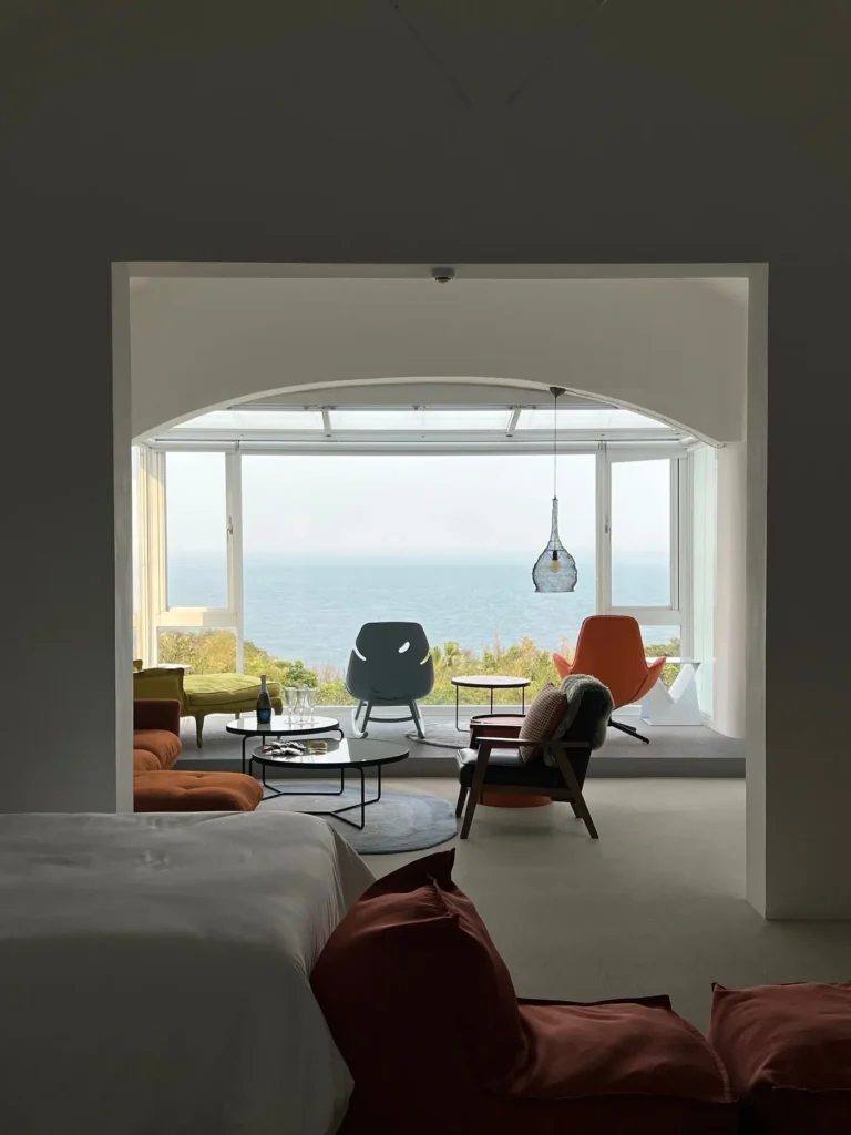 Chambre 1 : lit double face à la fenêtre ouverte sur l'océan
