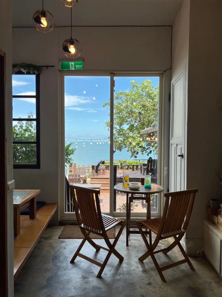 Porte-fenêtre ouverte sur la terrasse et le jardin