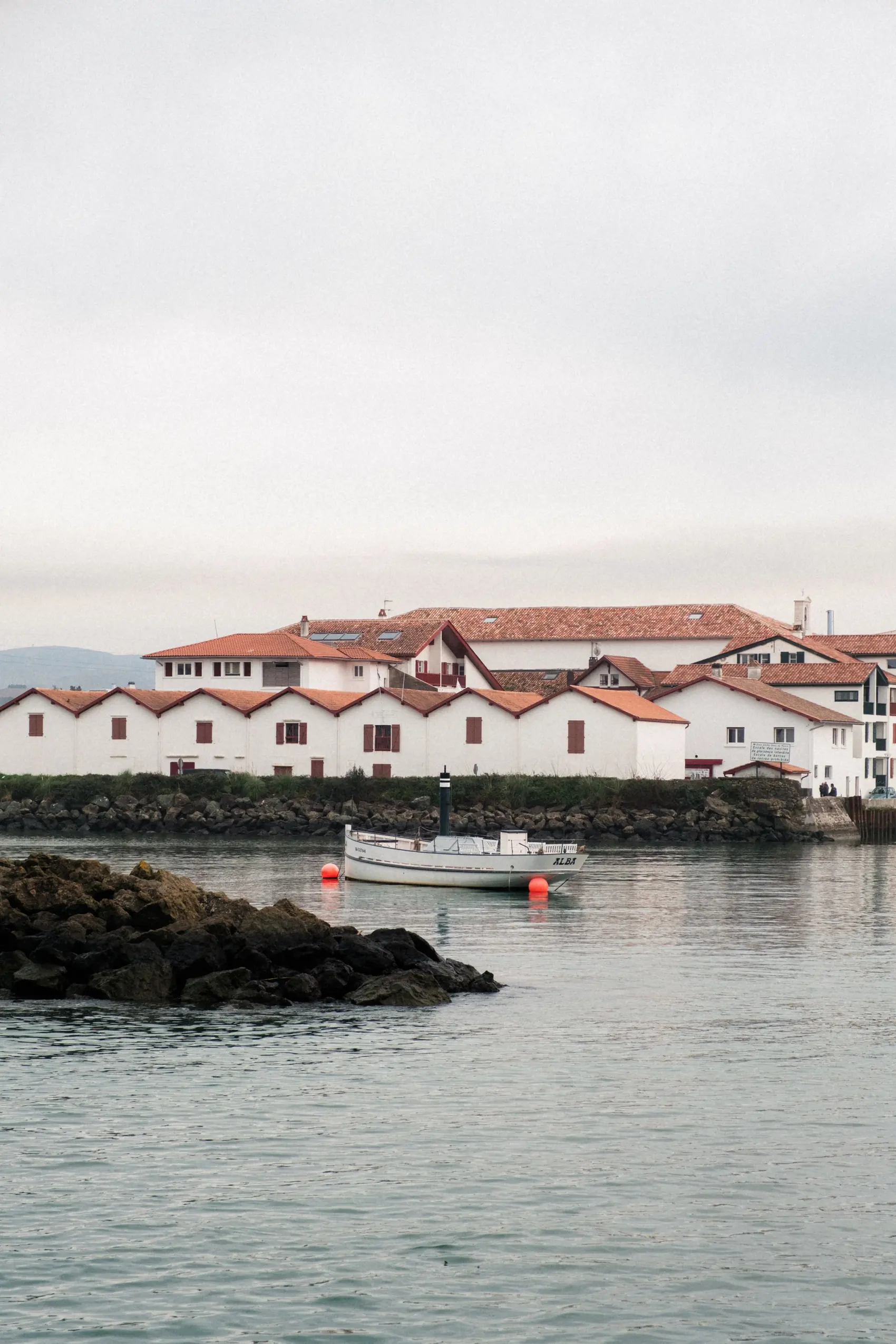 Port de Saint-Jean-de-Luz, maisons basques blanches et bateaux de pêche