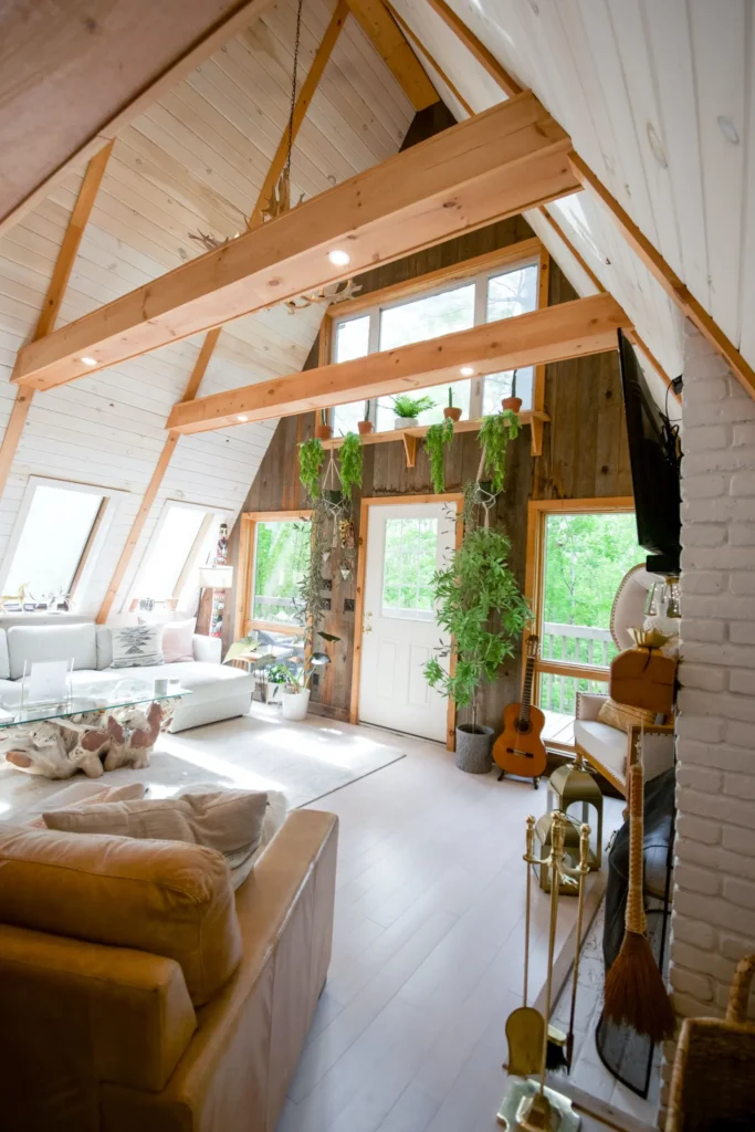Cabane Itsaso : séjour lumineux, plantes et porte vitrée