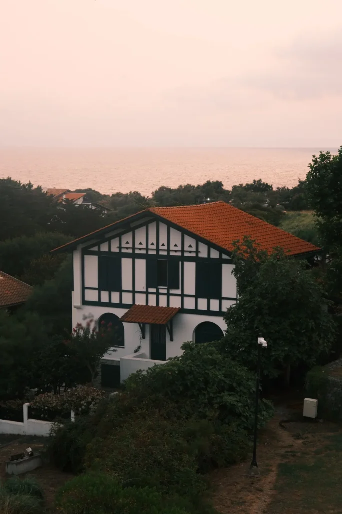Cabane Itsaso : maison basque du quartier, face à l'océan