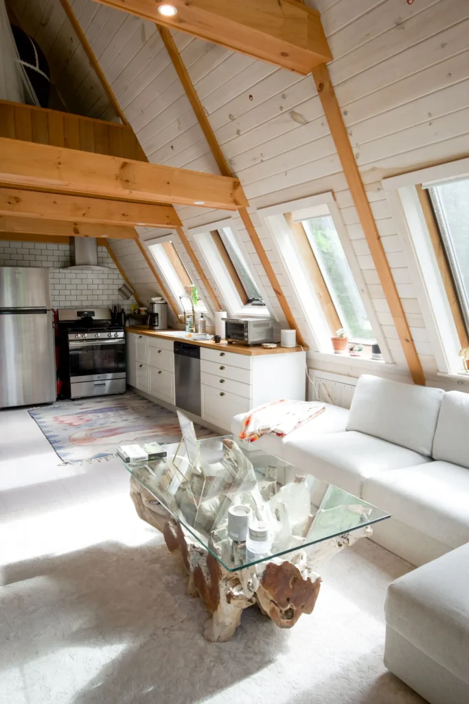 Cabane Itsaso : séjour et cuisine ouverte sous la charpente en bois