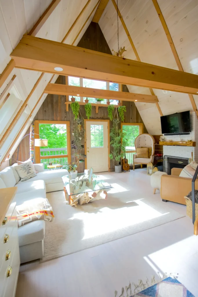 Cabane Itsaso : séjour vu de la mezzanine, plantes et cheminée