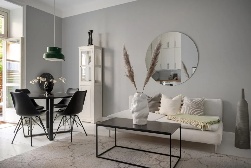 Appartement Grande Plage : salon et coin repas, miroir rond