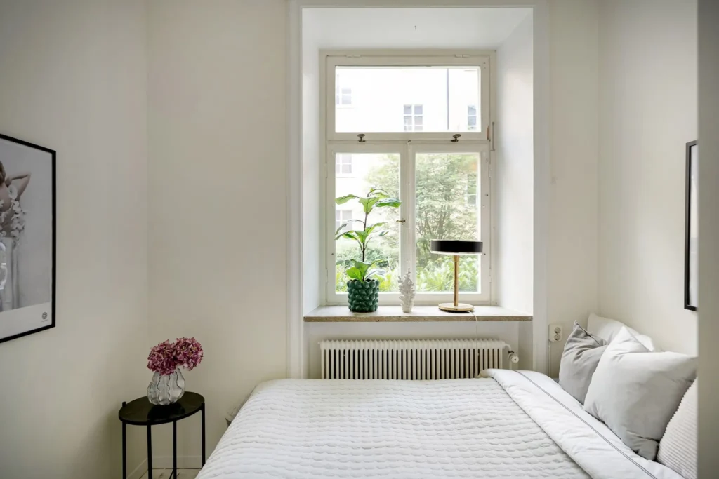 Appartement Grande Plage : chambre, lit double sous la fenêtre
