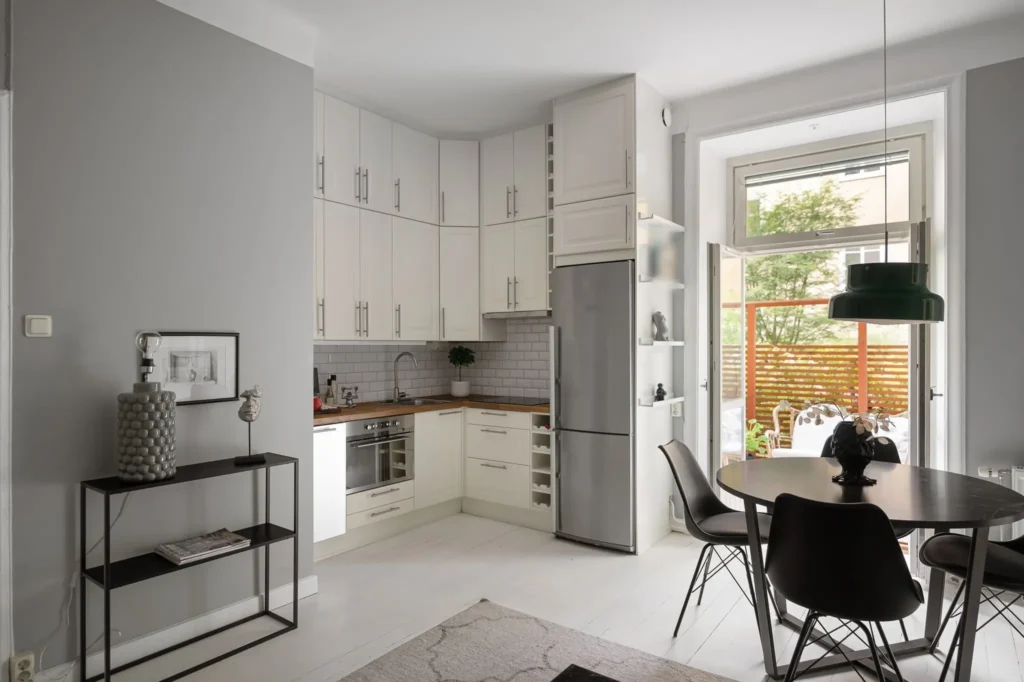 Appartement Grande Plage : cuisine équipée et table ronde