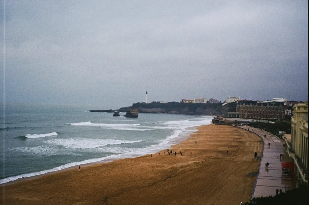 Appartement Grande Plage : vue sur la Grande Plage de Biarritz et le phare