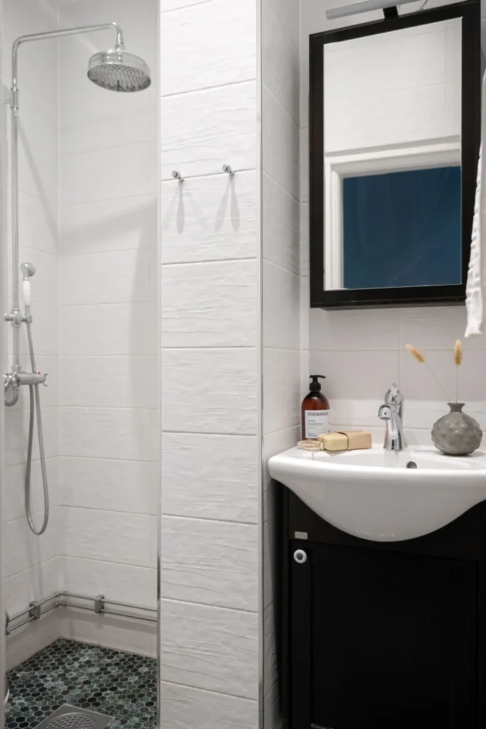 Appartement Grande Plage : salle de douche, vasque et miroir