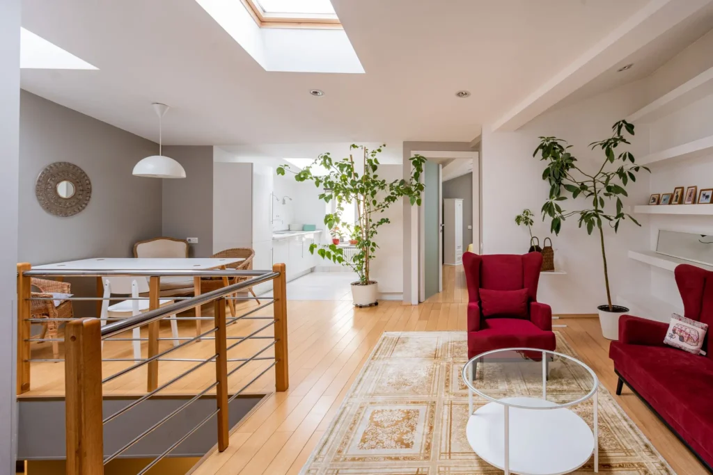 Loft des Halles : salon sous les verrières, fauteuils rouges et garde-corps