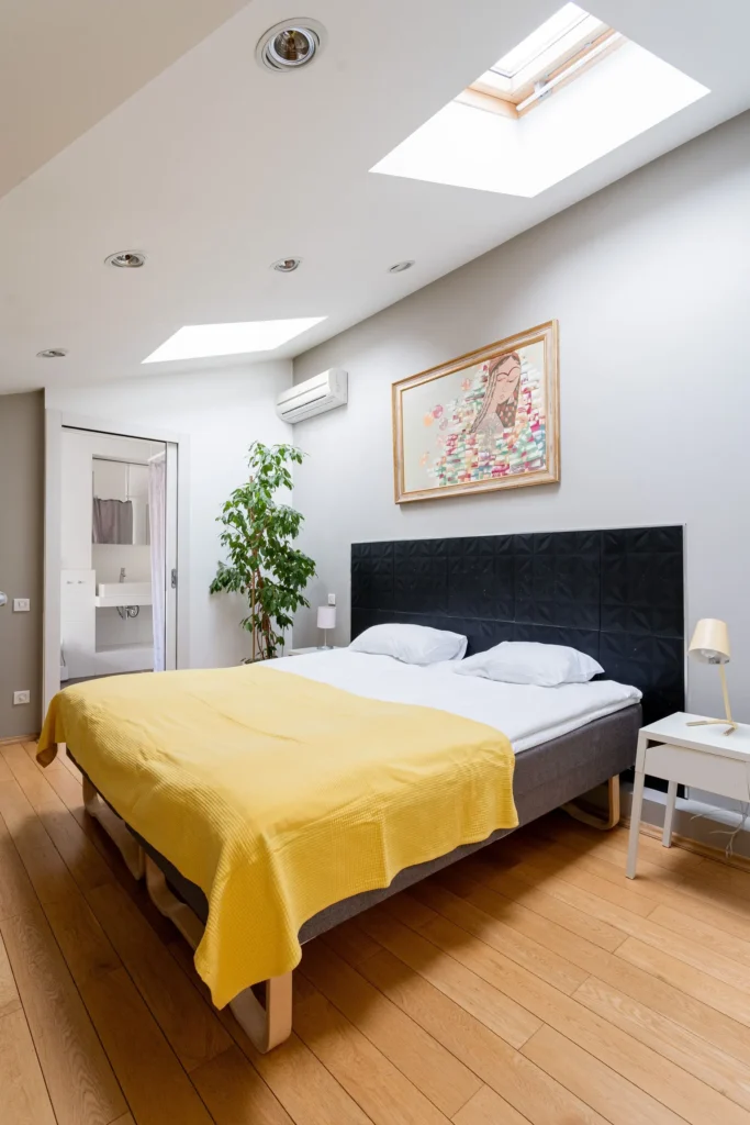 Loft des Halles : chambre sous la verrière, couvre-lit jaune