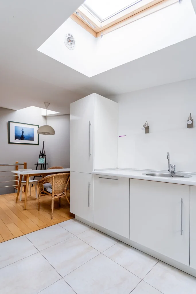 Loft des Halles : cuisine blanche sous la verrière