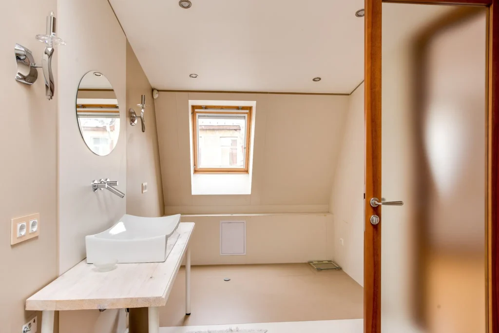 Loft des Halles : salle de douche mansardée, vasque posée