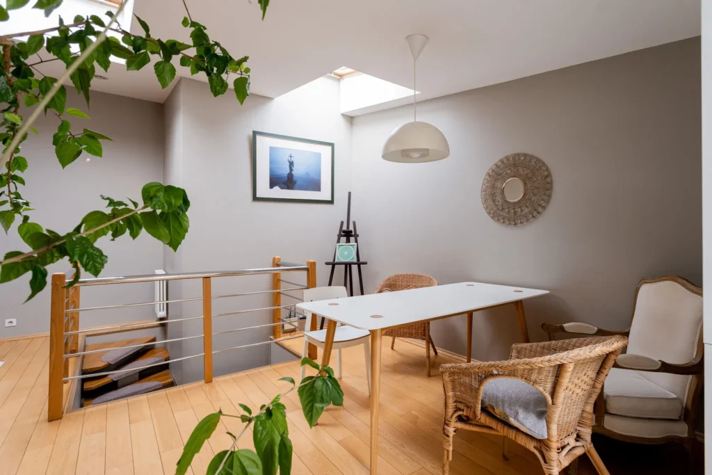 Loft des Halles : coin repas près de l'escalier, chaises cannées