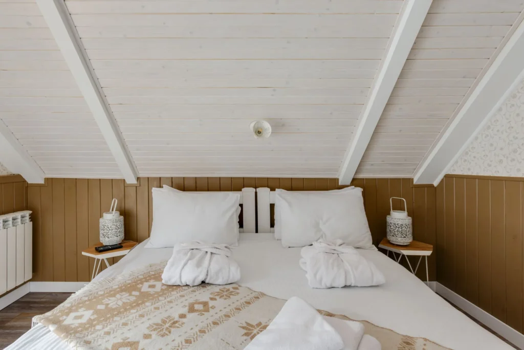 Maison Gorria : chambre mansardée, lit double et peignoirs