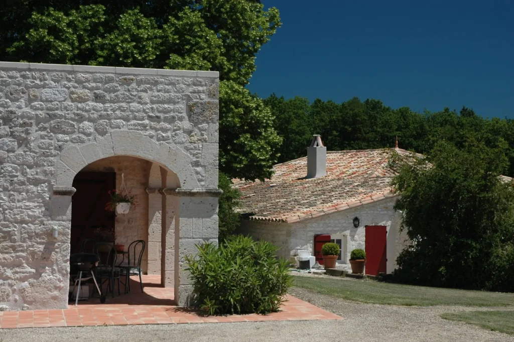 Maison Gorria : dépendance en pierre et jardin