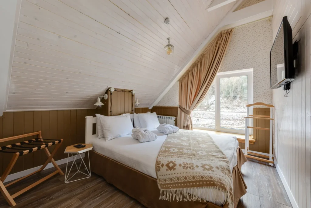 Maison Gorria : chambre sous les toits, porte-bagages et rideaux