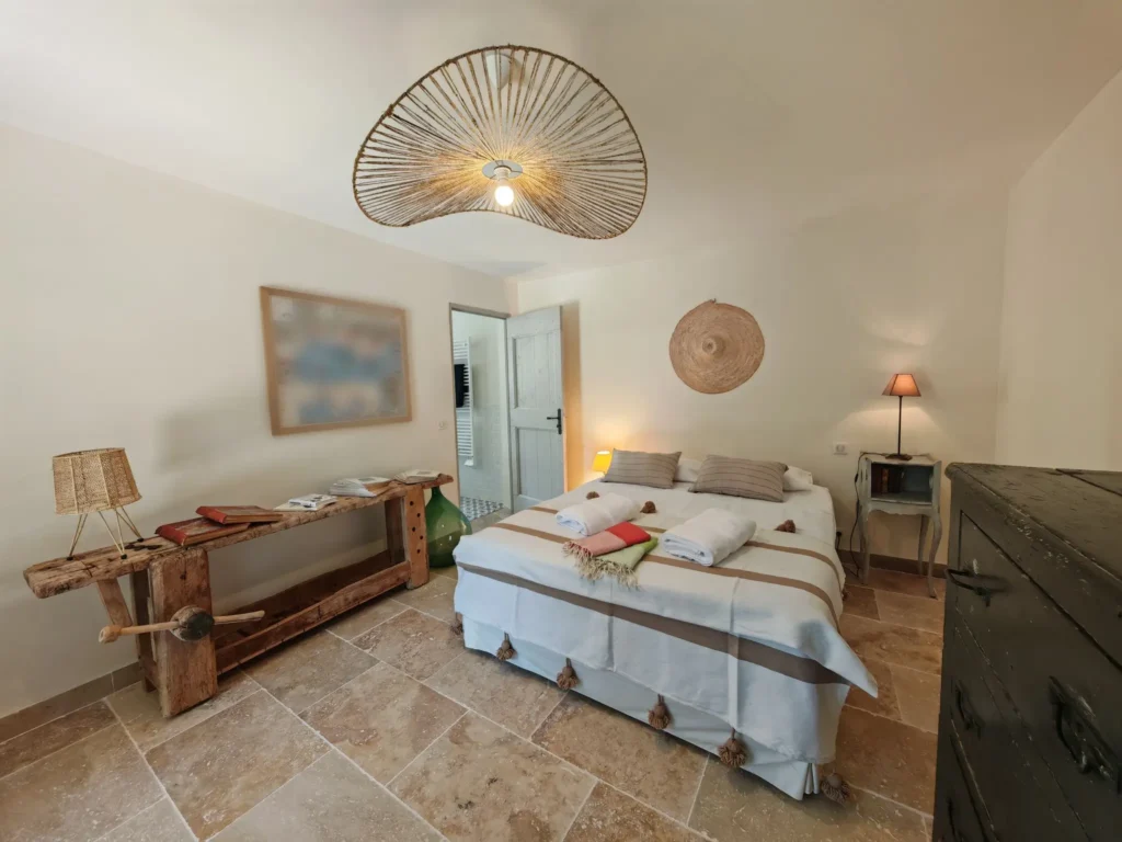 Maison Lur : suite rez-de-jardin, sol en pierre et lit double