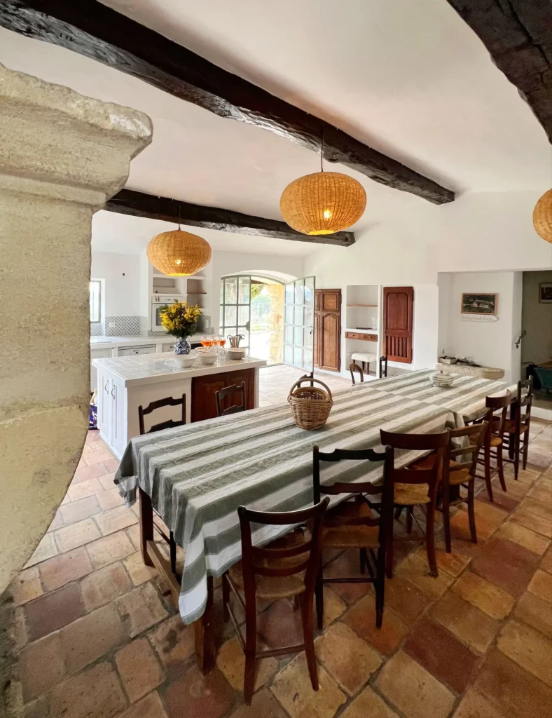 Maison Lur : grande table familiale et cuisine sous les poutres