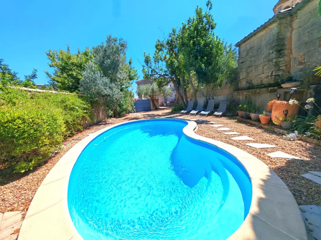 Maison Lur : piscine au milieu du jardin