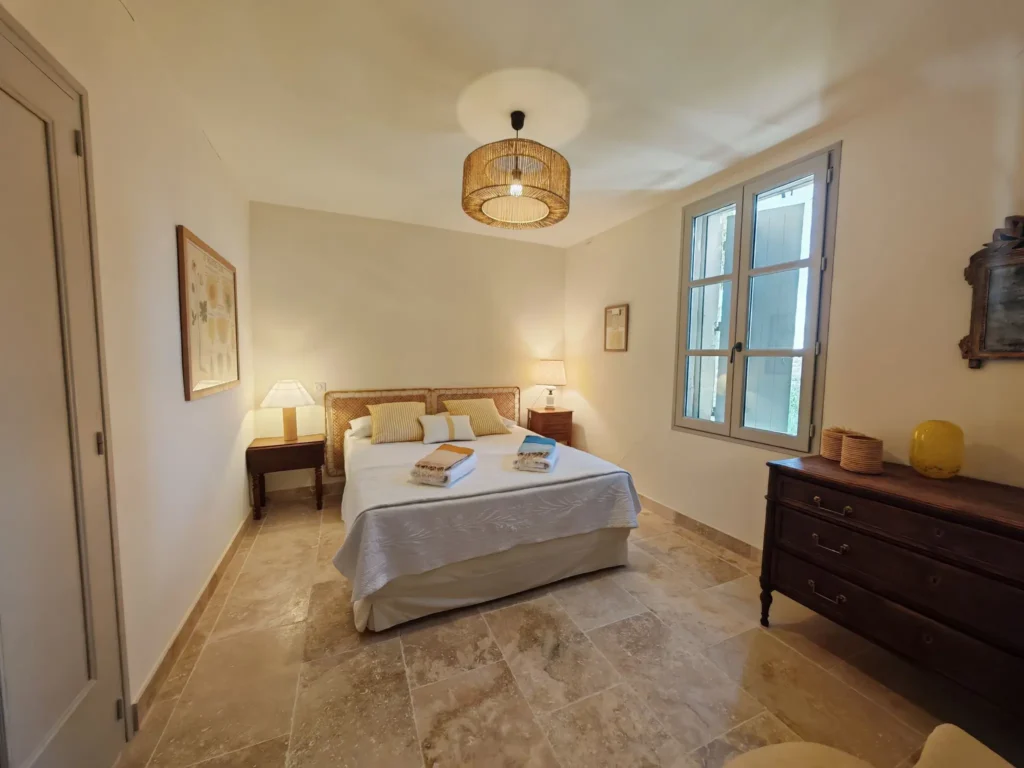 Maison Lur : chambre 2, lit double et commode ancienne
