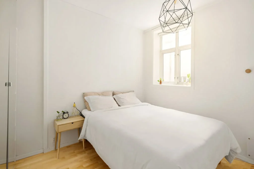 Maison Txiki : chambre 2, lit double et parquet clair