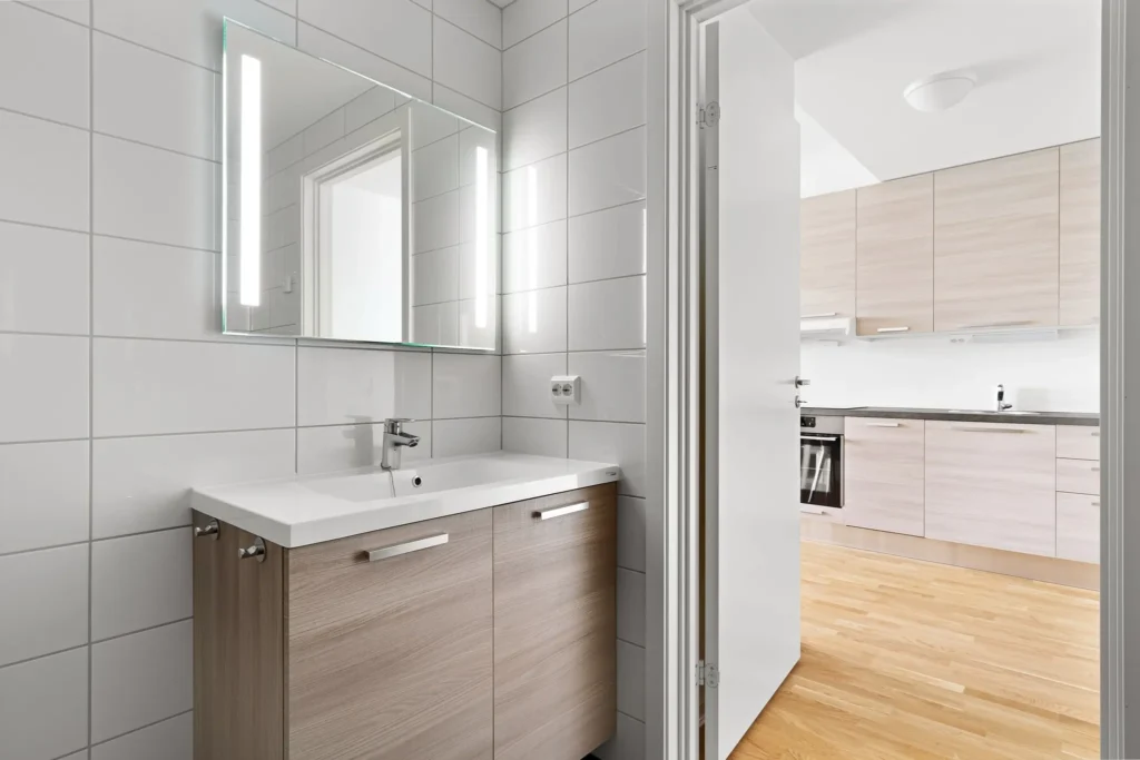 Maison Txiki : salle d'eau, meuble vasque et cuisine en enfilade