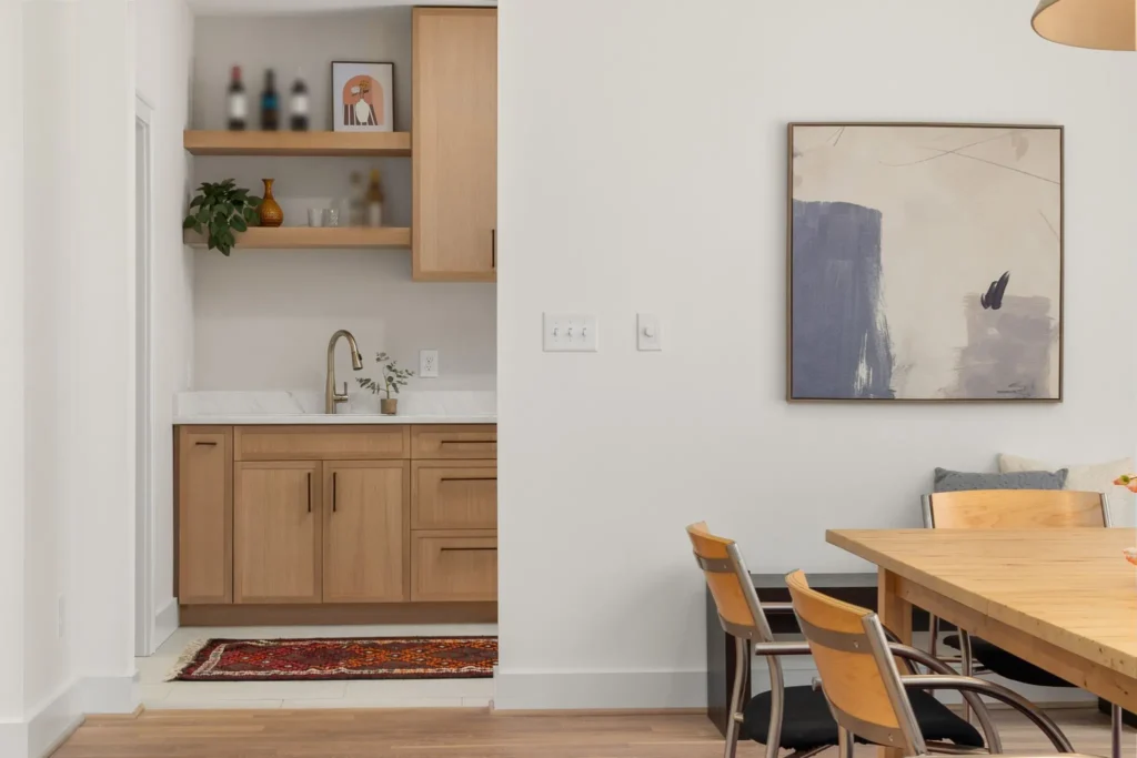 Studio Surf : coin cuisine en bois clair et table
