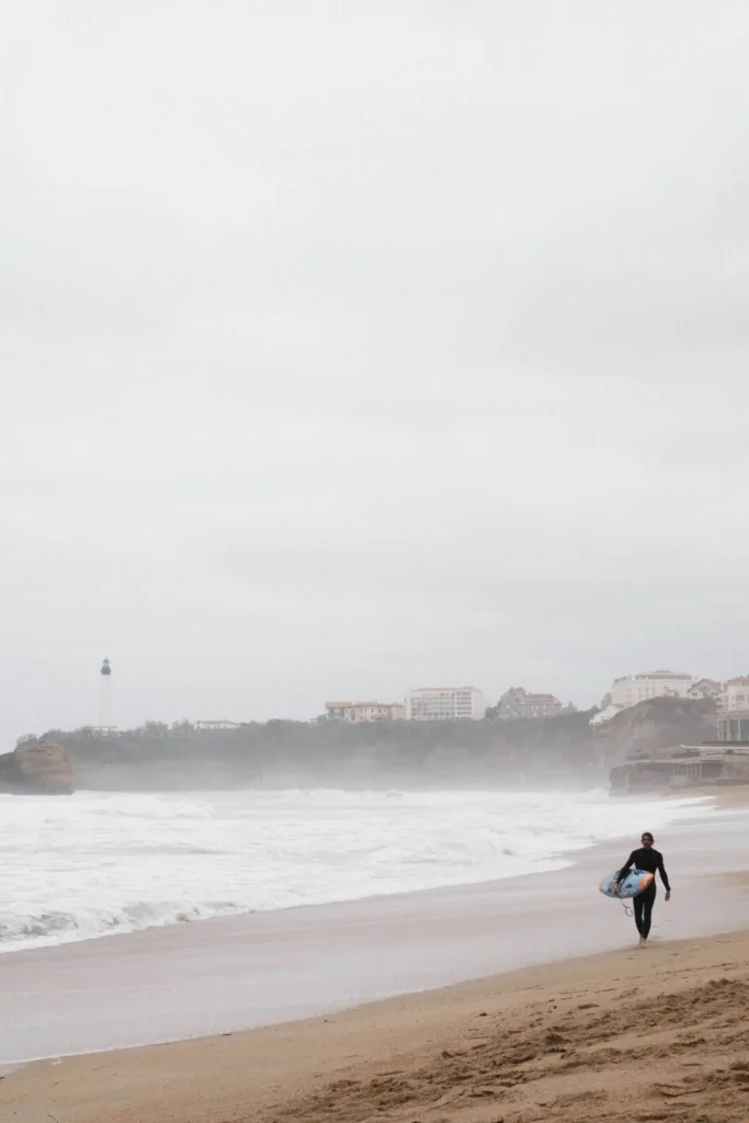 Studio Surf : surfeur sur la plage, à cinq minutes à pied