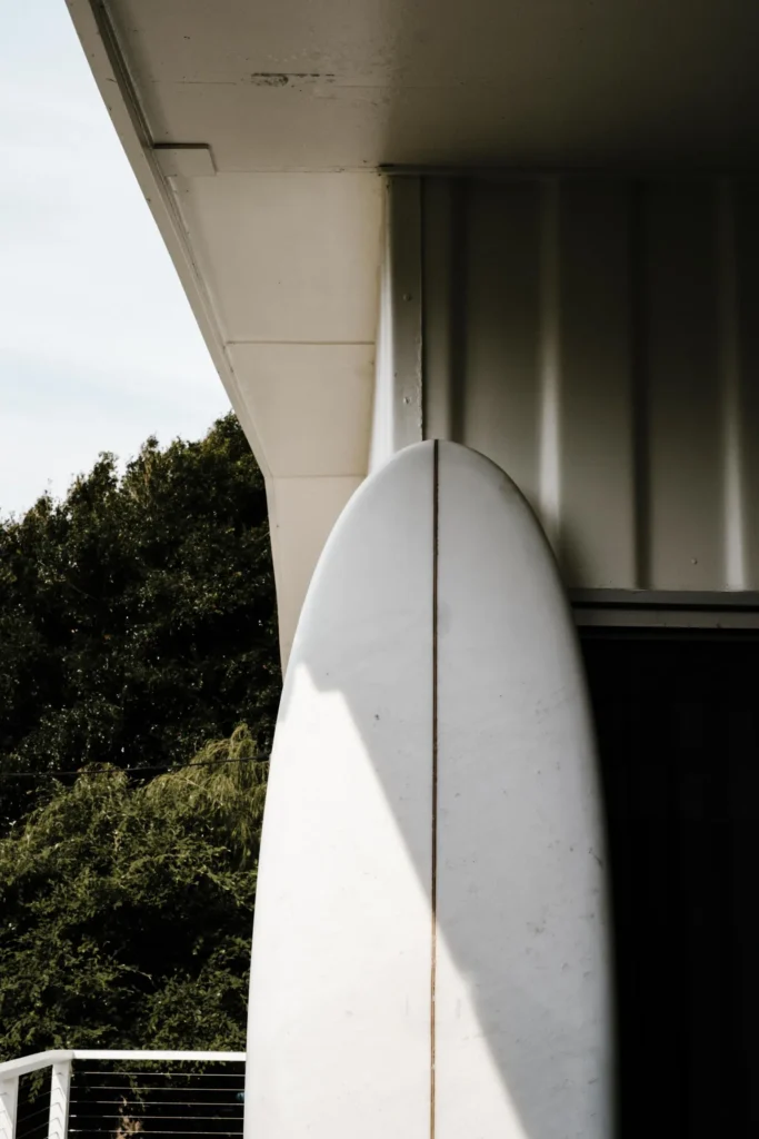 Studio Surf : planche de surf rangée sous l'auvent