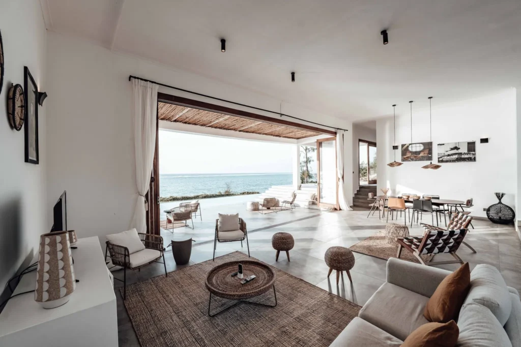 Villa Ilbarritz : grand séjour lumineux ouvert sur la terrasse et l'océan
