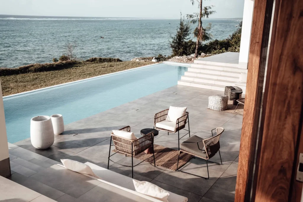 Villa Ilbarritz : terrasse et piscine à débordement face à l'océan
