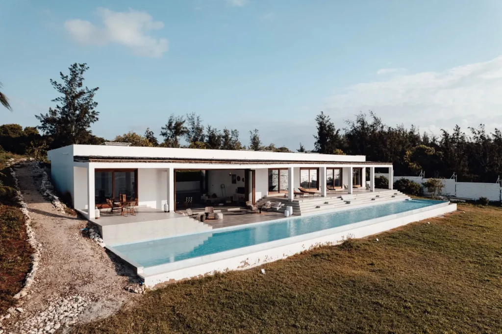 Villa Ilbarritz : la villa de plain-pied, sa piscine et le jardin