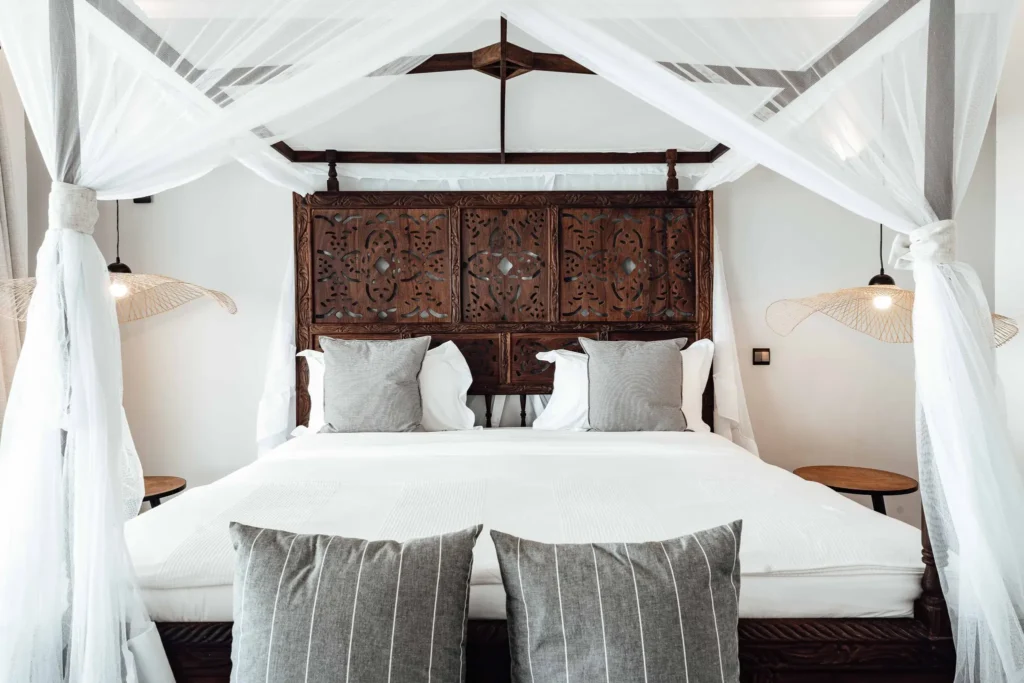 Villa Ilbarritz : suite jardin, lit à baldaquin et voilages blancs