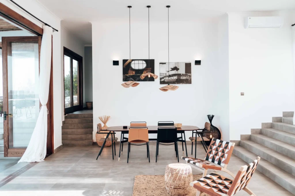 Villa Ilbarritz : salle à manger au pied de l'escalier, suspensions en rotin